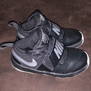 Nike Team Hustle Boys Sneaker, 13C